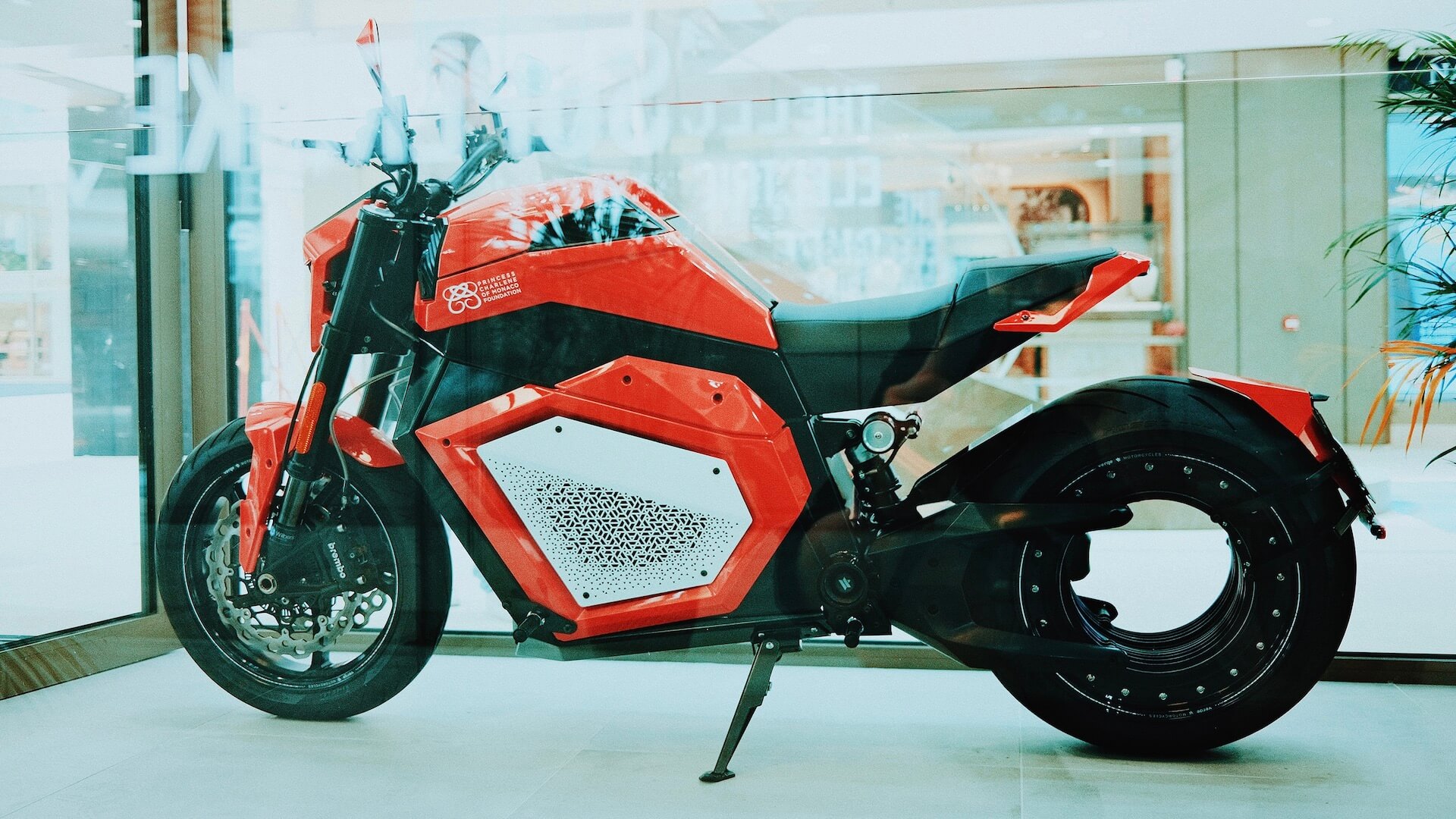 Verge Motorcycles lahjoittaa kaksi erikoissuunniteltua sähkömoottoripyörää Monacon prinsessa Charlene -hyväntekeväisyyssäätiölle
